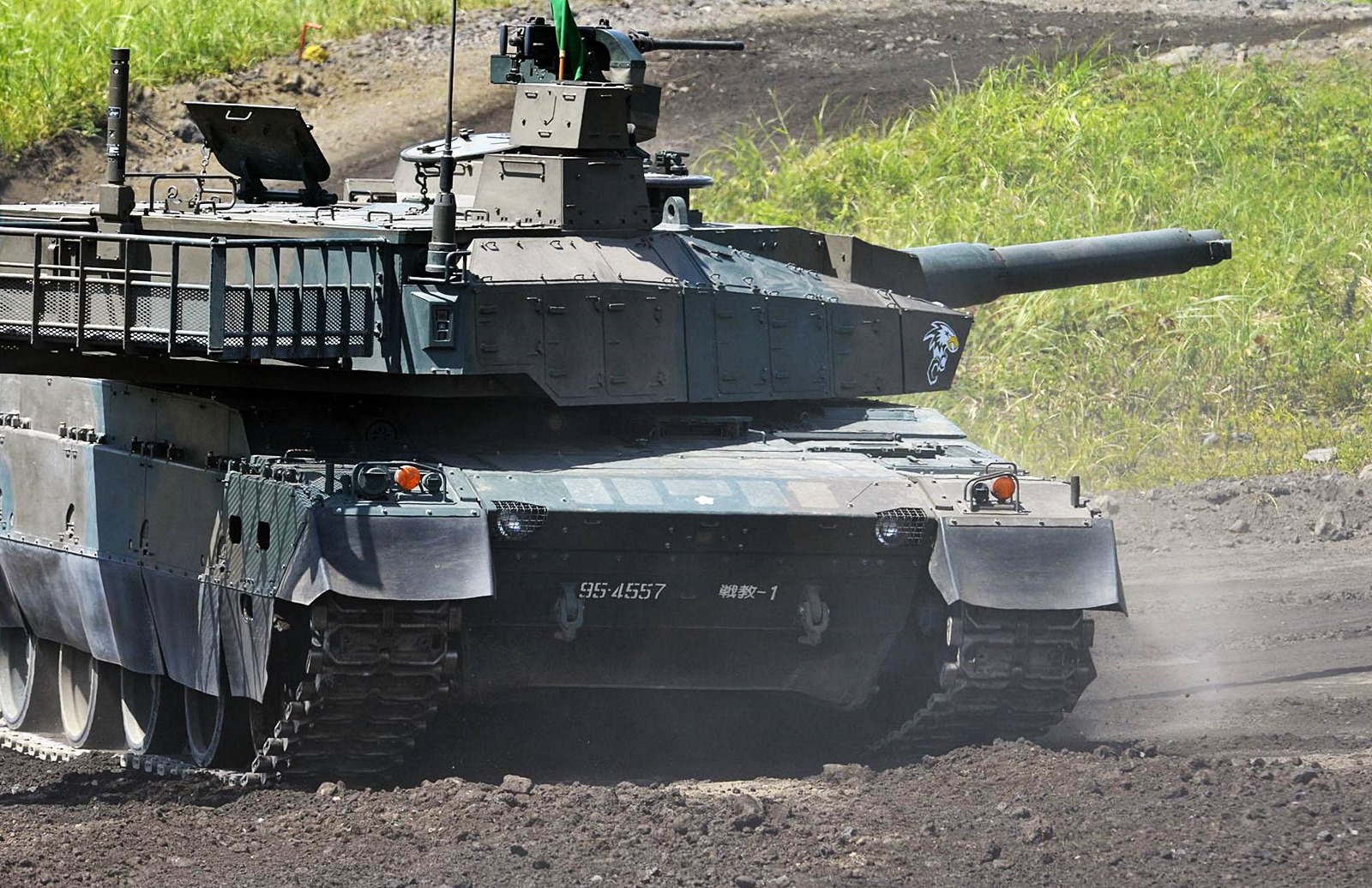 日本陆自10式坦克大秀武力!"减肥"后更专注于本土机动防御