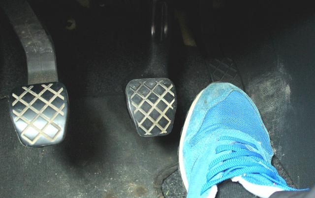 开车时,大脚油门和轻踩油门哪个更伤车?修车工:你八成弄错了