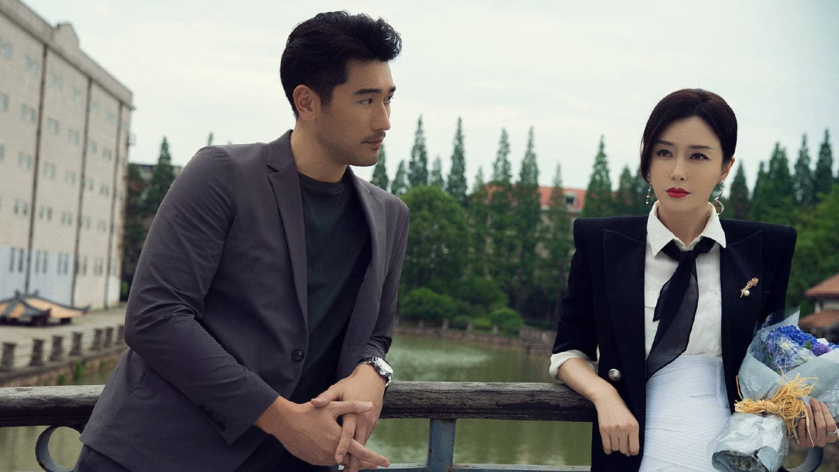 最近在热播的都市职场剧《怪你过分美丽》由王之执导,秦岚及高以翔