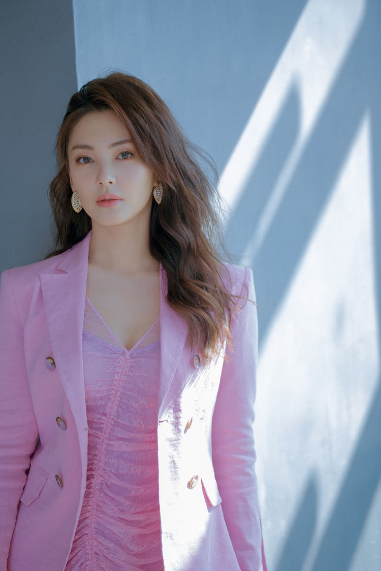 张雨绮太女团风了,穿紧身裙凹出s型曲线,配流苏鞋美得耀眼夺目