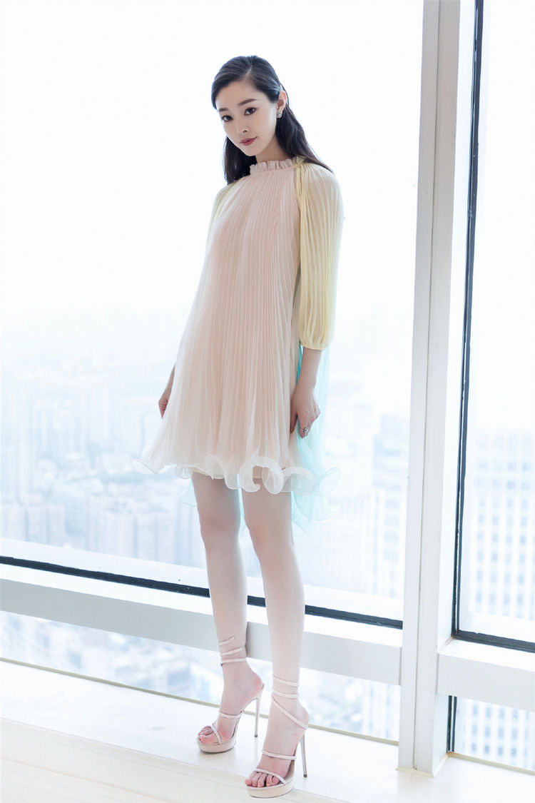 宋轶裙子真特别,两边都是高开叉,配厚底凉鞋美腿白到发光了