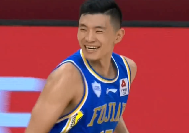 活像两个憨憨!陈林坚无情勉扣,王哲林瞬间笑喷:你跳的还挺高啊