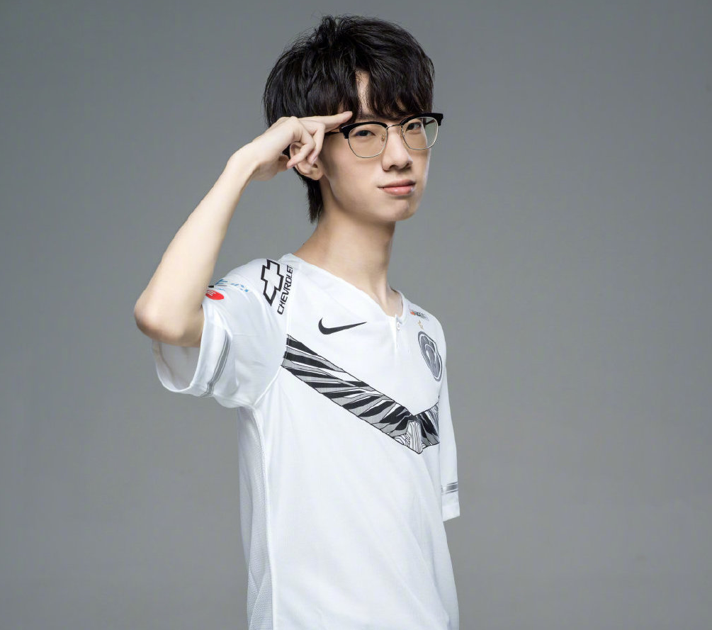 uzi韩服偶遇ig宝蓝,被宝蓝的一波操作吓到了,直言他的锤石是神