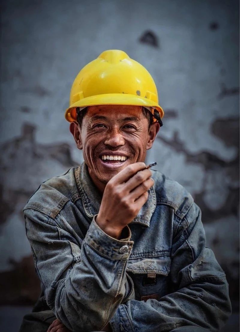 不论农民工,还是叫建筑工,他之所以坚持着,是因为上有老下有小