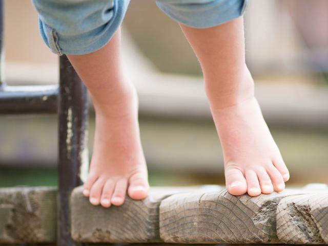 夏天宝宝要不要光脚儿科医生给出解释家长后悔这么晚才知道