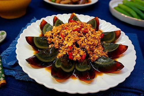 姜汁松花蛋直接放姜末就错了难怪不入味大厨这样做才对