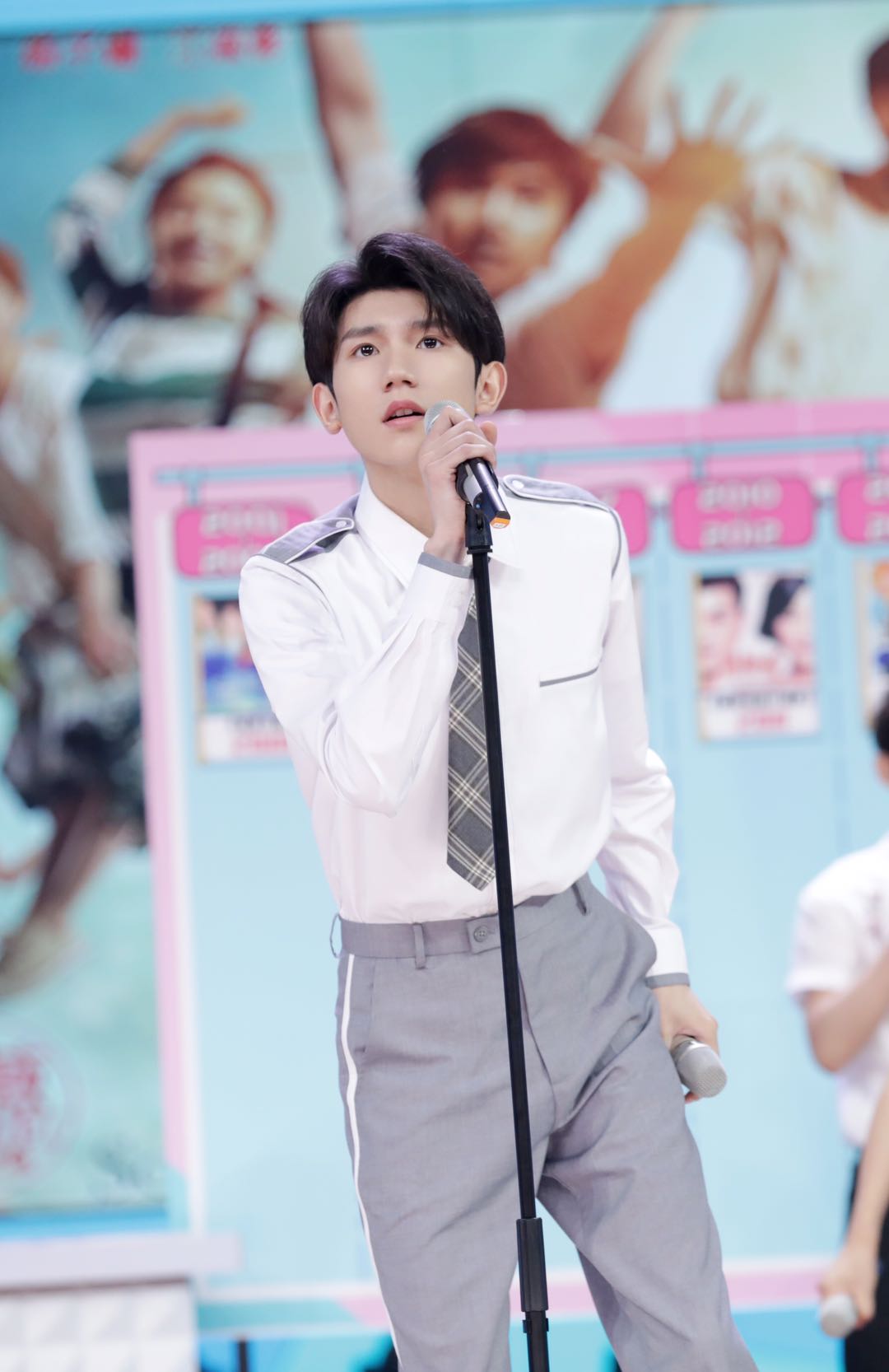 王源快乐大本营首唱圆舞曲现场金句频频笑料不断