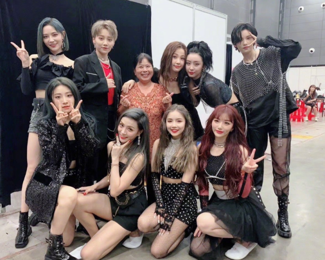 如大家所见,女团代言了某手游,那么一个刚成团的组合发展就这么好