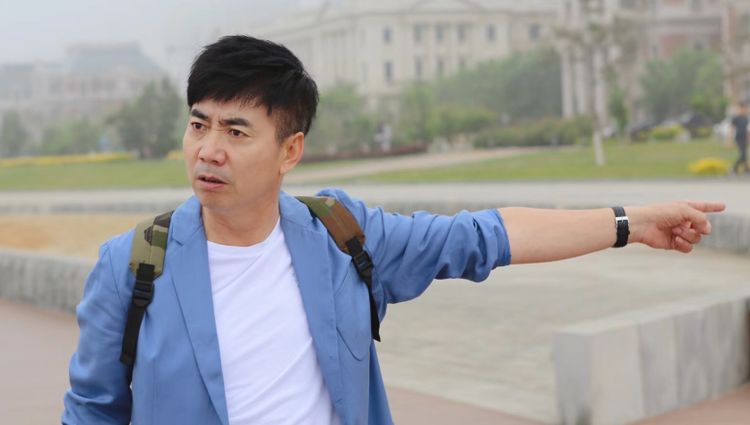 他是国家一级演员,33岁娶杭州"百货女王",今56岁喜当爷爷