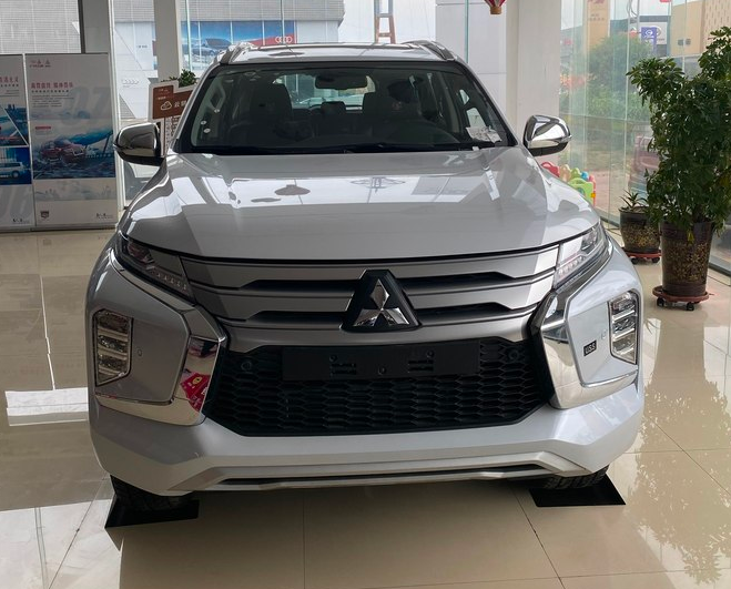 2020款帕杰罗劲畅到店轴距2800mm配7座35l爆发209马力