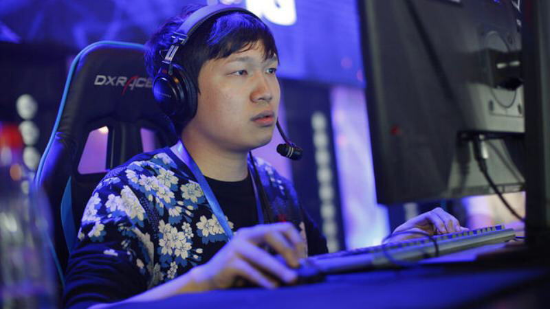 dota2:震中杯中国区首场比赛,圣子华炼非常规出装击败aster!