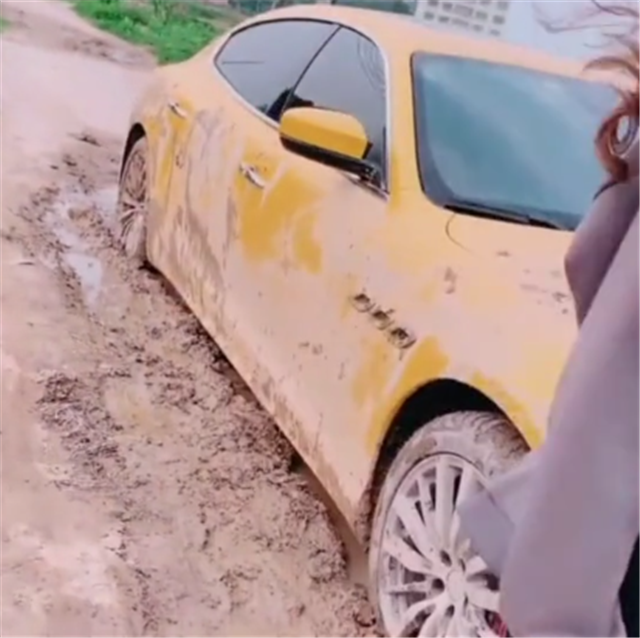 玛莎拉蒂陷泥地,现场女车主还让孩子车上玩泥巴,可谓有钱任性