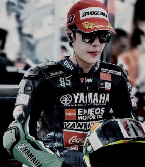 父亲节当天,王一博晒出父亲弹吉他旧照,气质儒雅洒脱