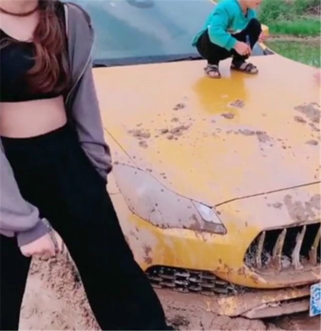 玛莎拉蒂陷泥地,现场女车主还让孩子车上玩泥巴,可谓有钱任性