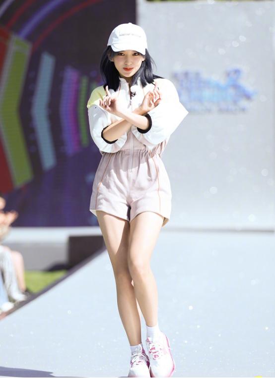 baby与众多女嘉宾录制《奔跑吧》,只有她穿礼服走t台,真正式