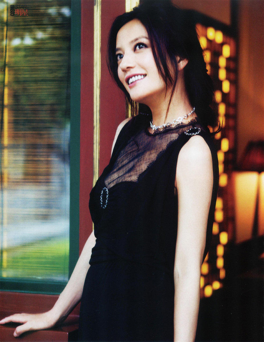 赵薇又美回颜值巅峰!穿黑色抹胸连衣裙性感时髦,彰显出强大气场