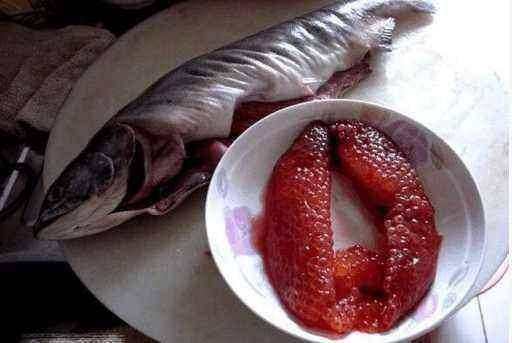 小伙子买了两条鱼回家剖开鱼腹一看高兴得跳了起来