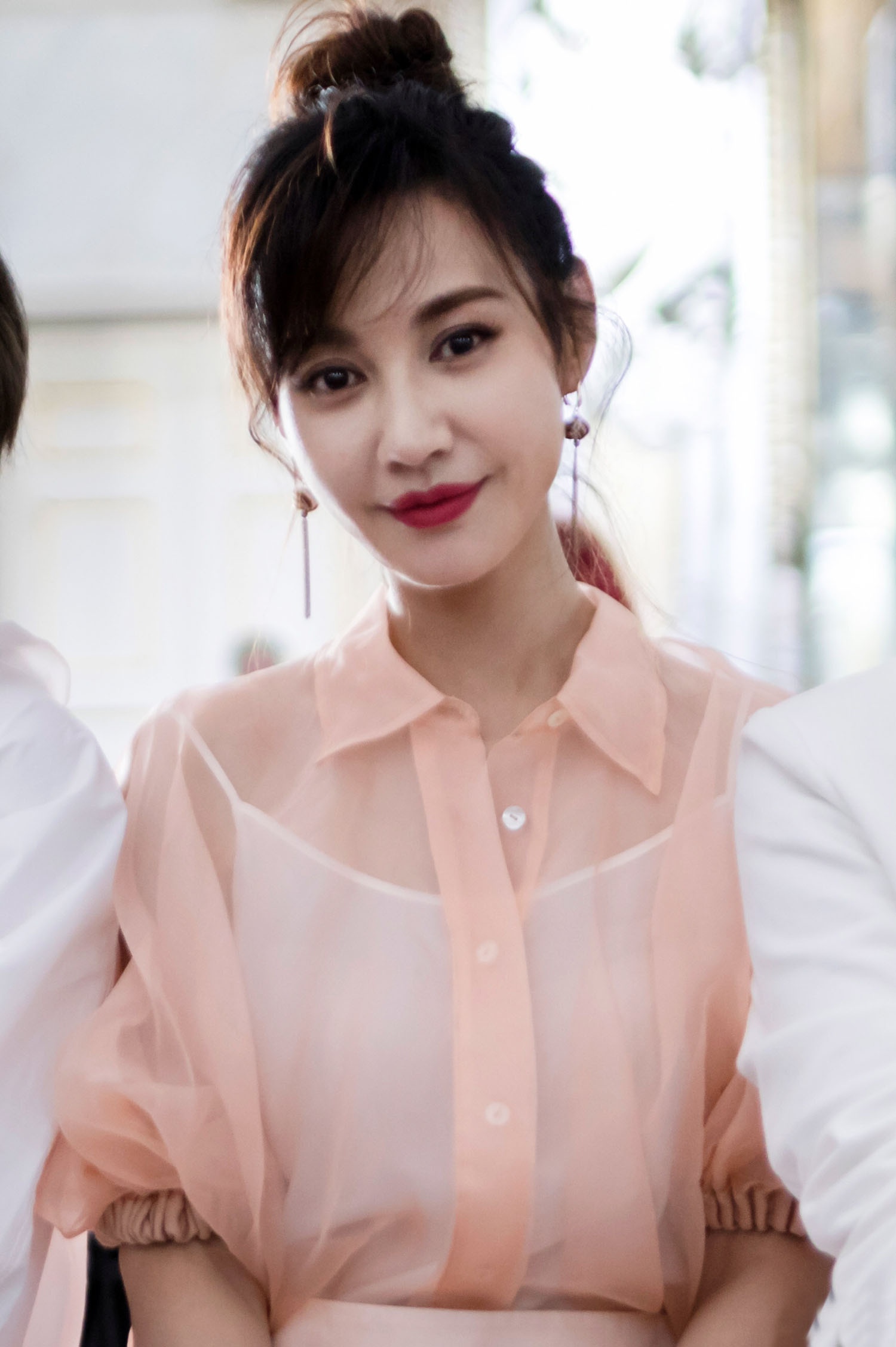 自然会出现在很多颁奖典礼上,这张照片就是林雪参加某个颁奖仪式时的