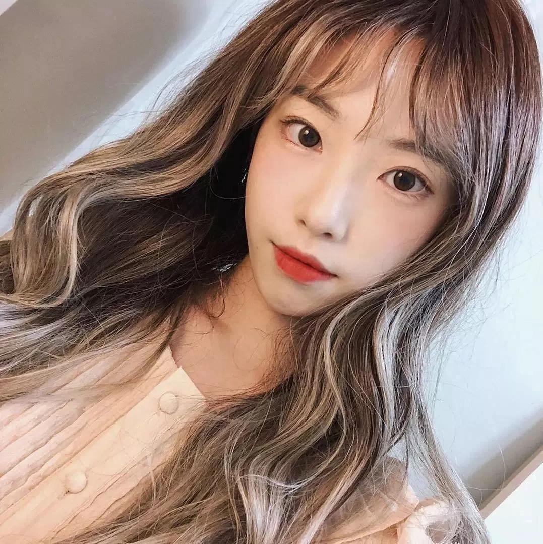 大面积的挑染,会让整个头发很有层次感,很有女团的feel,五官甜美的