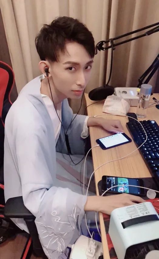 梦泪5.20在梦嫂直播间大秀恩爱,为梦嫂刷了10000元礼物.