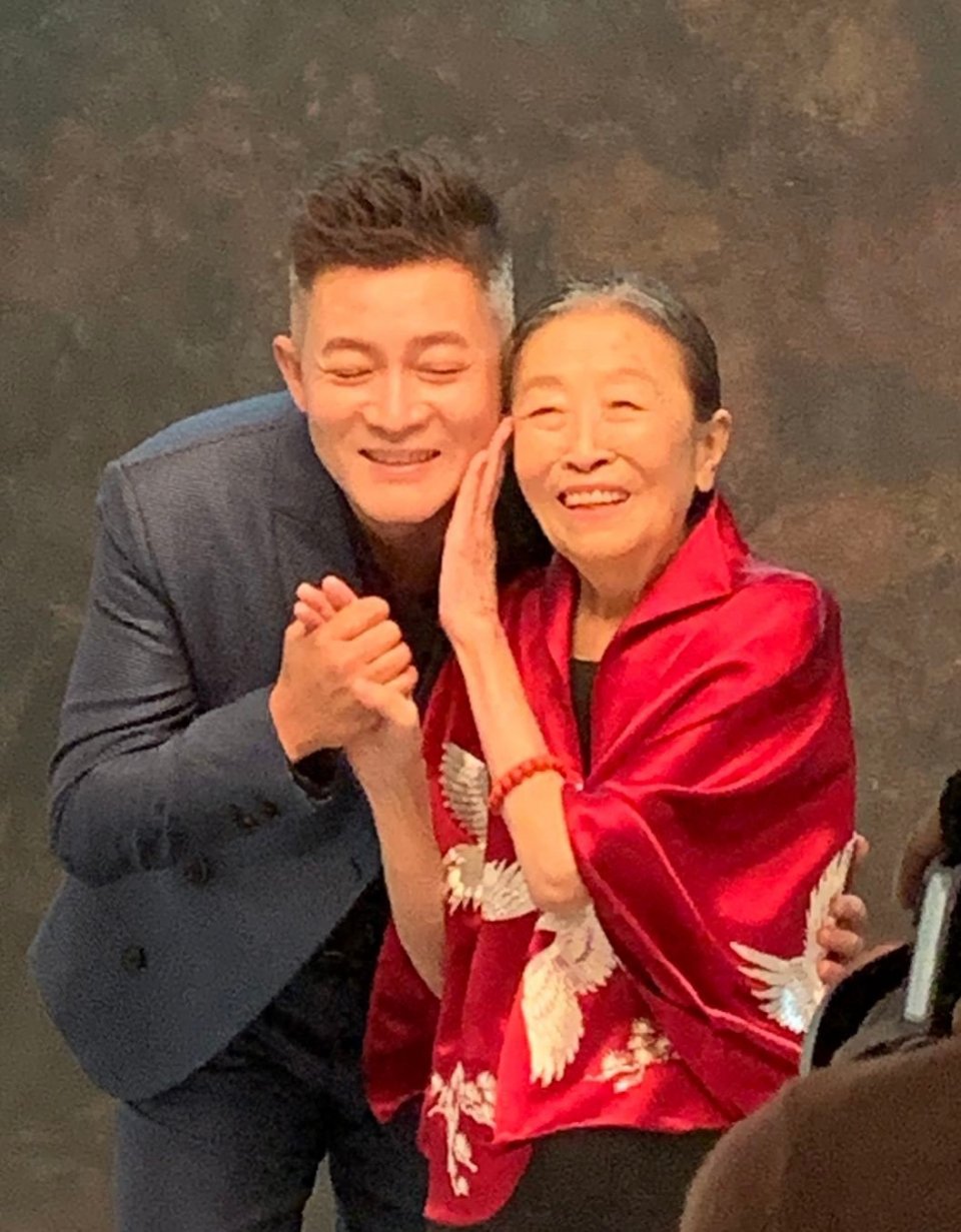 丑娘张少华病后罕露面,头发斑白精神却好,为儿子澄清不孝谣言