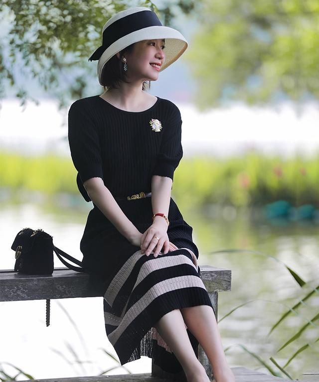 50岁的女人夏天怎么穿才吸睛?选择这几款连衣裙