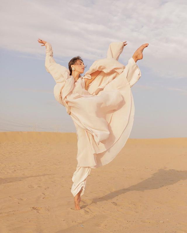 俄罗斯瑜伽女神身材傲人腿还很长单腿关后备箱车门毫不费力