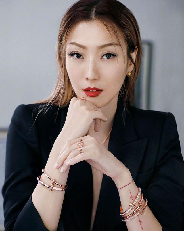 48岁郑秀文太美了深v西装开叉到臀部真会穿大裸背秀火辣身材