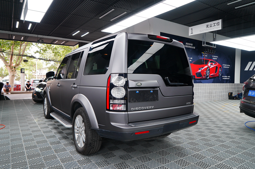 越野是为了敬畏自然 美女用改了山灰色的路虎发现4为我们展现