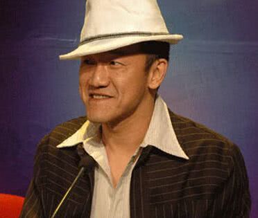 虽然已经年近60,但陈为民的心态还是和年轻人一样,喜欢骑摩托车,享受