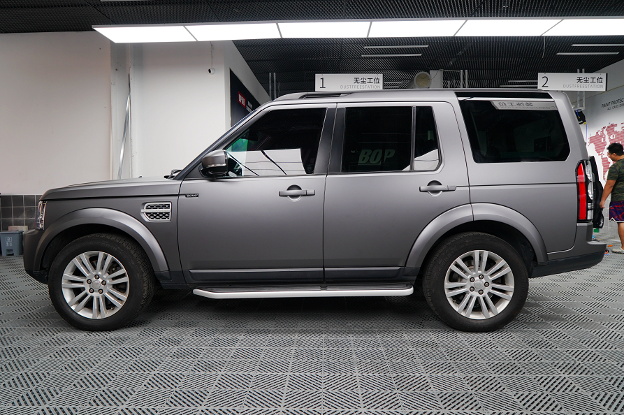 越野是为了敬畏自然 美女用改了山灰色的路虎发现4为我们展现