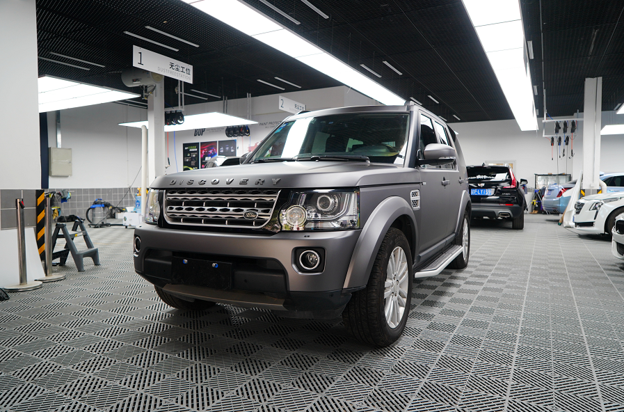 越野是为了敬畏自然 美女用改了山灰色的路虎发现4为我们展现