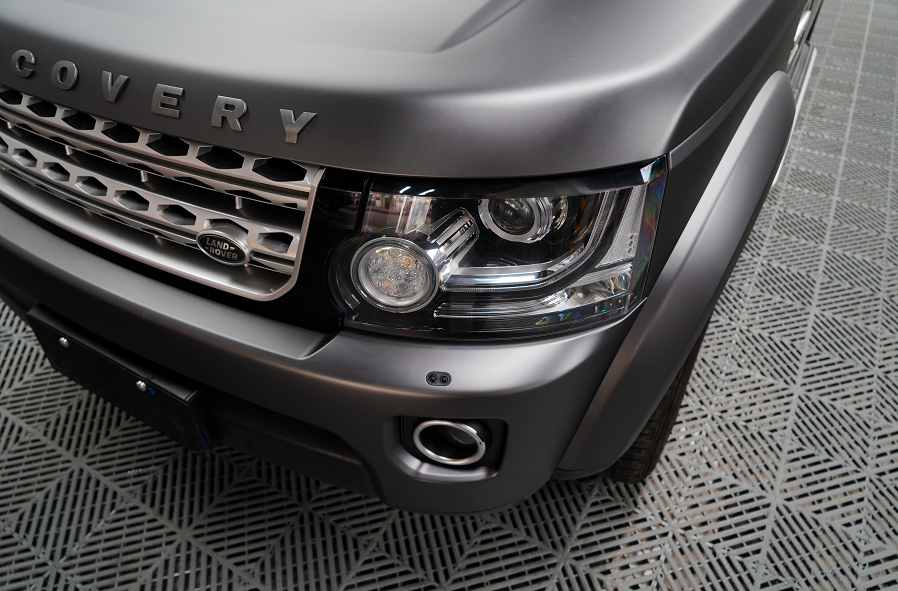 越野是为了敬畏自然 美女用改了山灰色的路虎发现4为我们展现