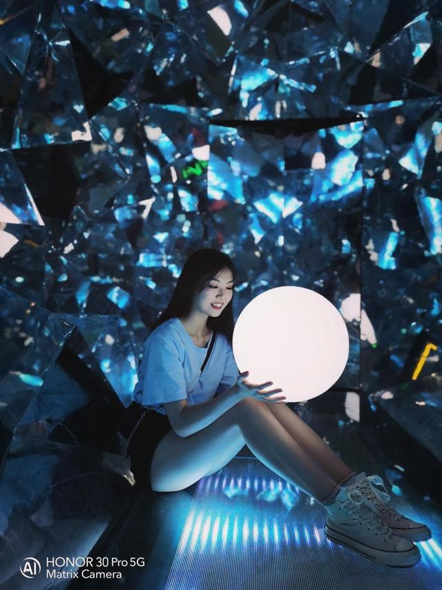 荣耀30pro星空馆拍照实测无惧特殊光源环境人像依然清晰