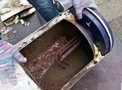 洗澡时热水器爆炸,一家三口严重烫伤