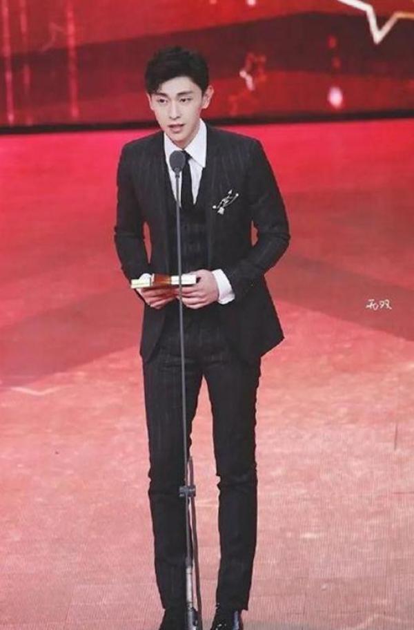 邓伦"漫画腿"意外走红,网友纷纷惊叹这种腿是真实存在的吗?