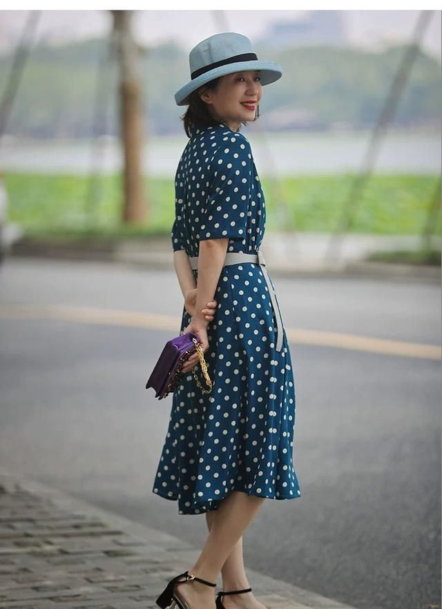 50岁的女人夏天怎么穿才吸睛?选择这几款连衣裙