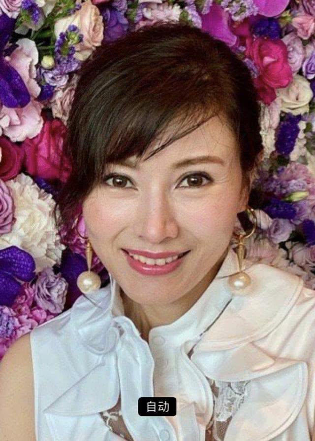 50岁李嘉欣,生日宴会上大方晒出皱纹,引网友点赞:自然老去最美