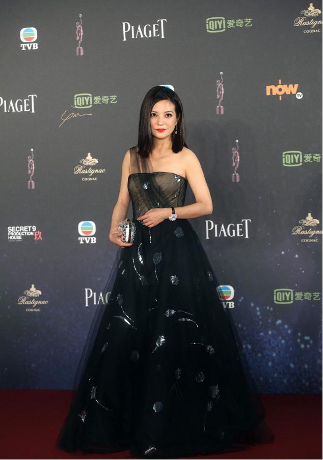 赵薇又美回颜值巅峰!穿黑色抹胸连衣裙性感时髦,彰显出强大气场