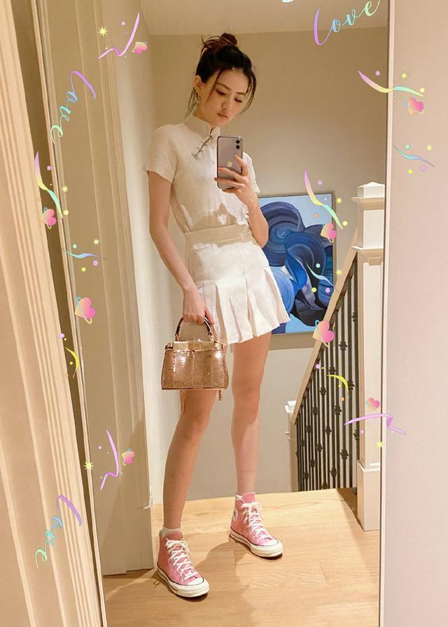 徐璐玩转国潮,"旗袍上衣 短裙"俏皮灵动,"漫画腿"好不真实