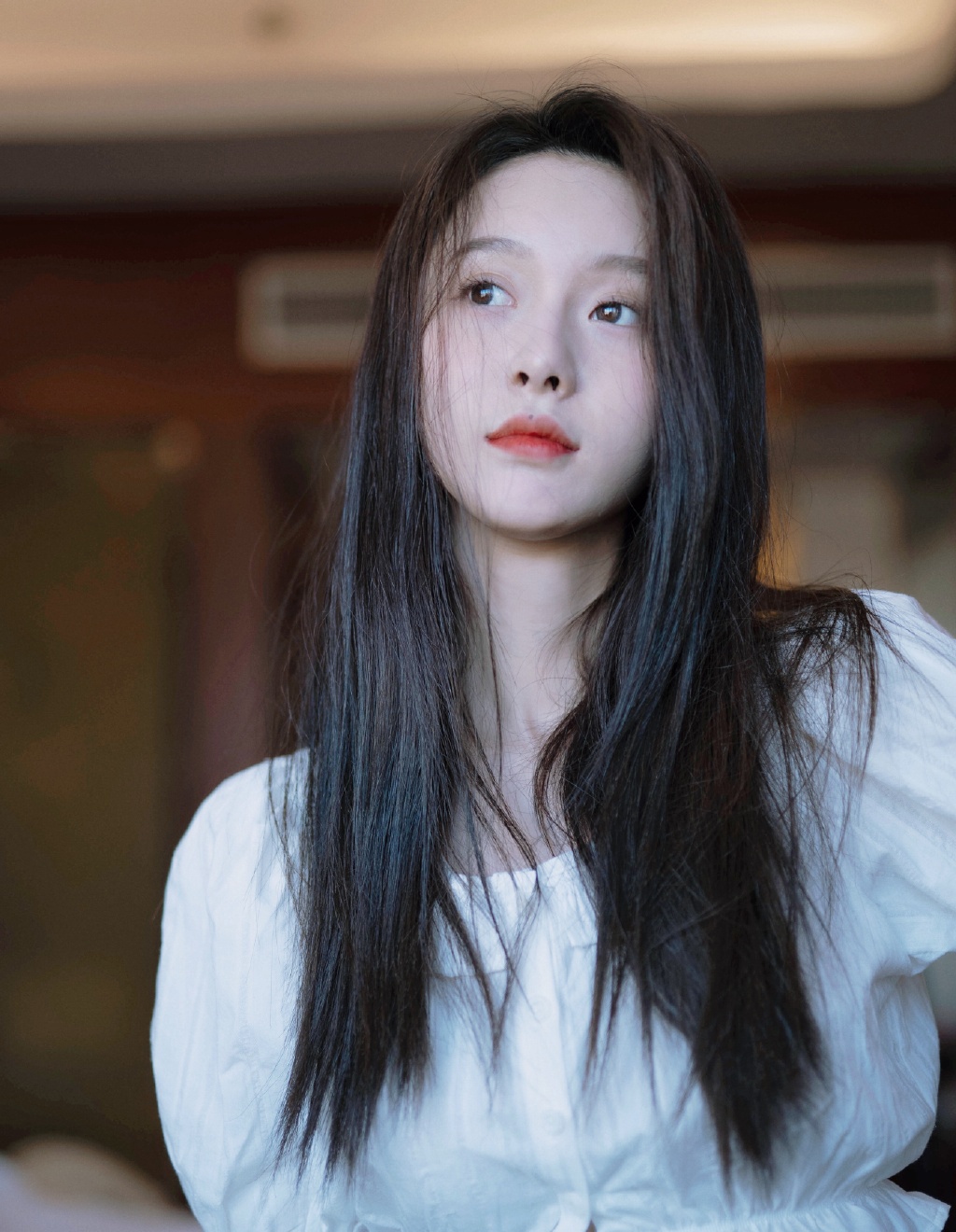 曾和王一博主演电竞剧,今穿露脐装配格纹裤,腰上挤出赘肉了