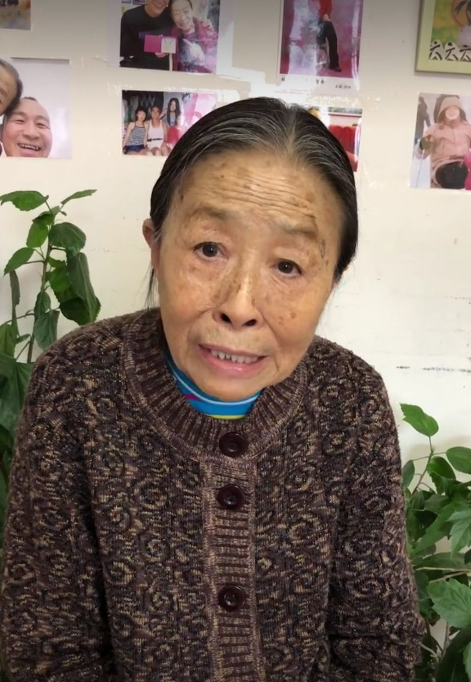 丑娘张少华病后罕露面,头发斑白精神却好,为儿子澄清不孝谣言