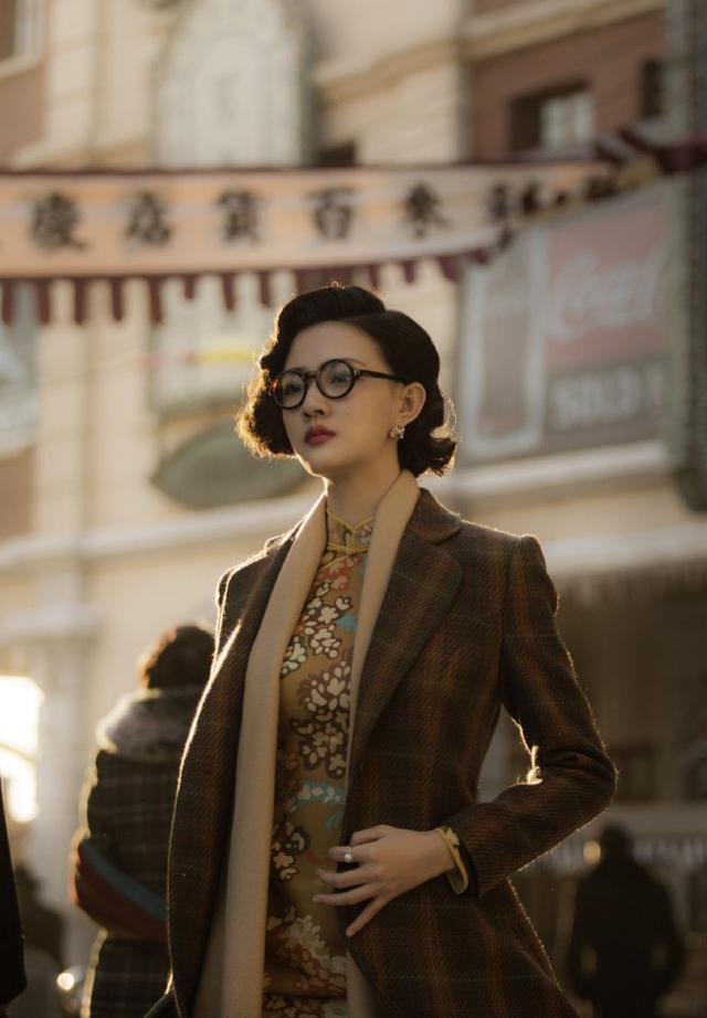 徐璐玩转国潮,"旗袍上衣 短裙"俏皮灵动,"漫画腿"好不真实