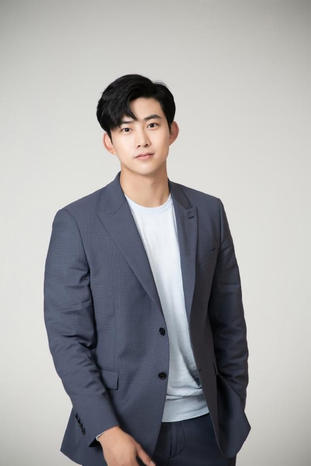 玉泽演被目击约会,韩媒称女方是美貌的非艺人,所属