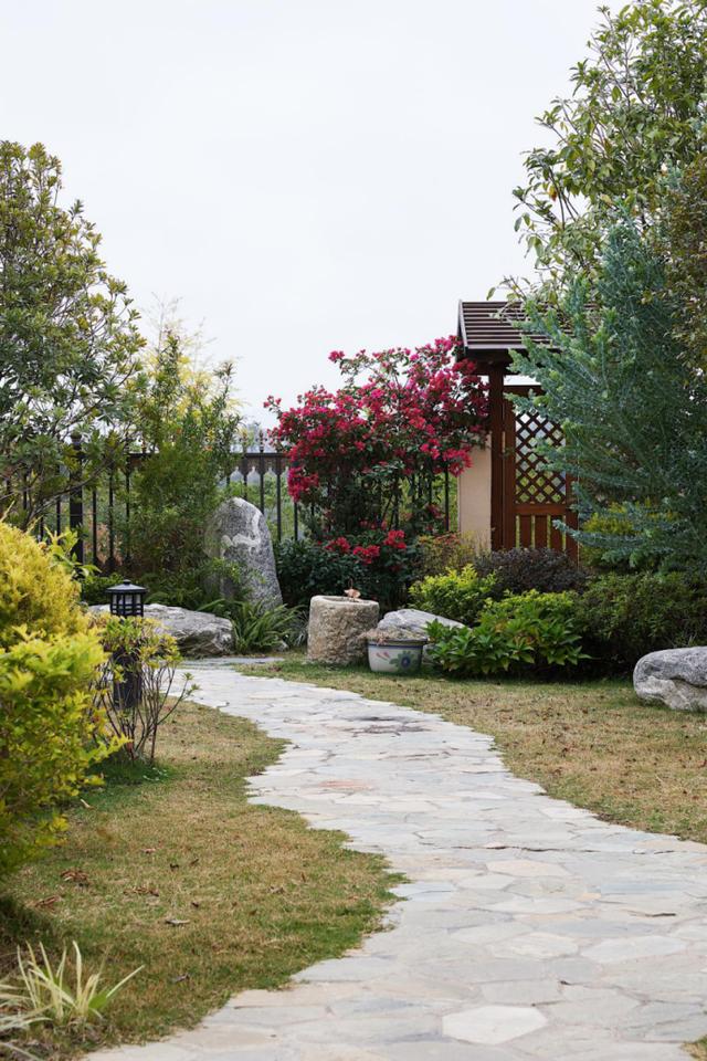 庭院在庭院,设计师想要呈现的园林规划是浑然天成的,旷野原石,平静