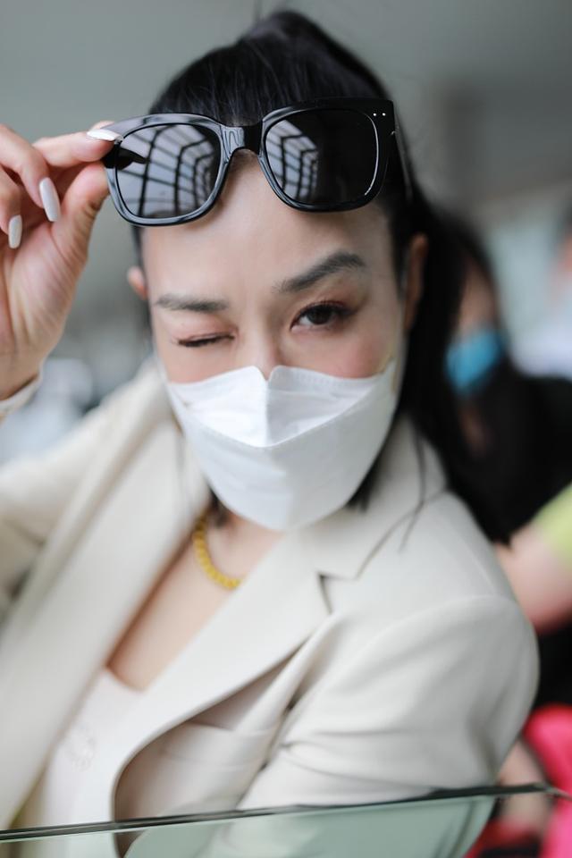 钟丽缇机场白西装热舞,50岁好身材,乘风破浪的姐姐可不止一个!