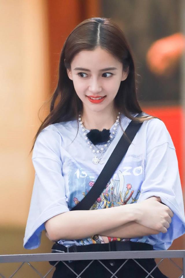 31岁杨颖似少女,紫色t恤搭牛仔裤甜美又减龄,这才叫"辣妈"