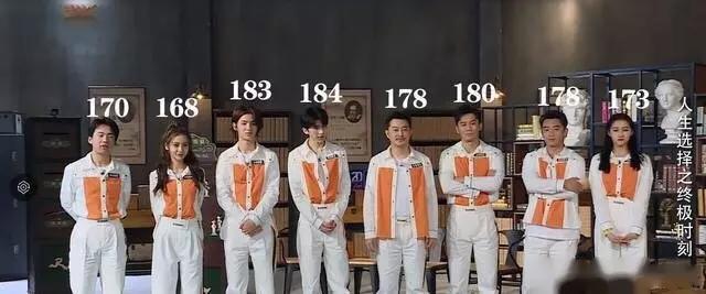 当1米84的蔡徐坤与1米73的关晓彤站一起谁谎报了身高一目了然