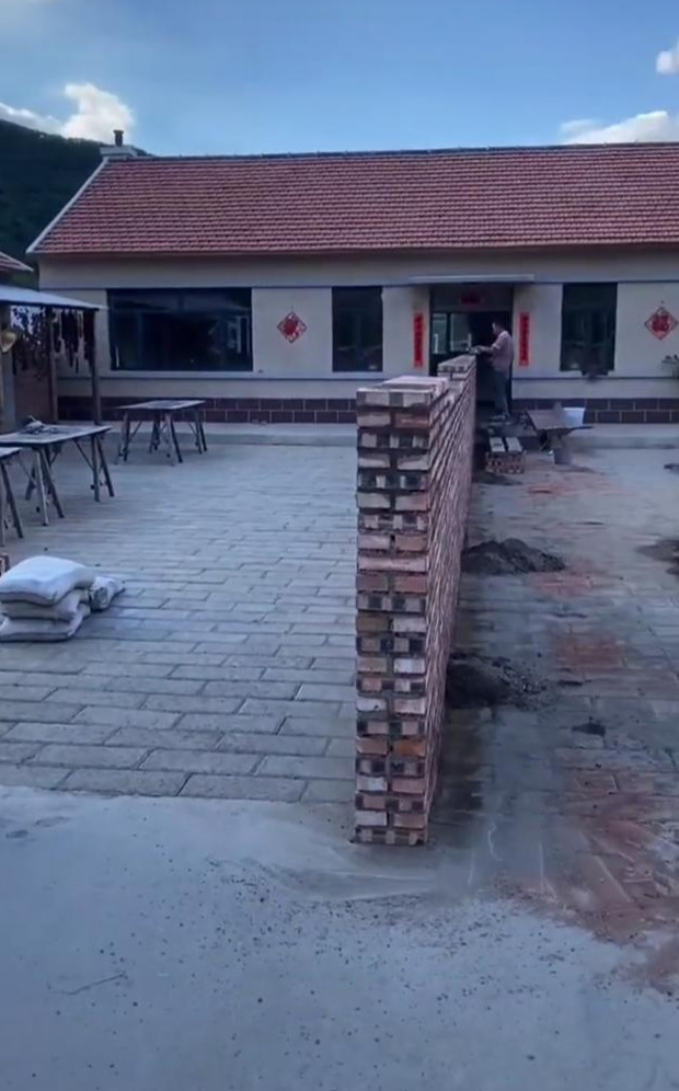 《乡村爱情13》谢广坤院里砌墙 这是要和谢永强王小蒙分家啊