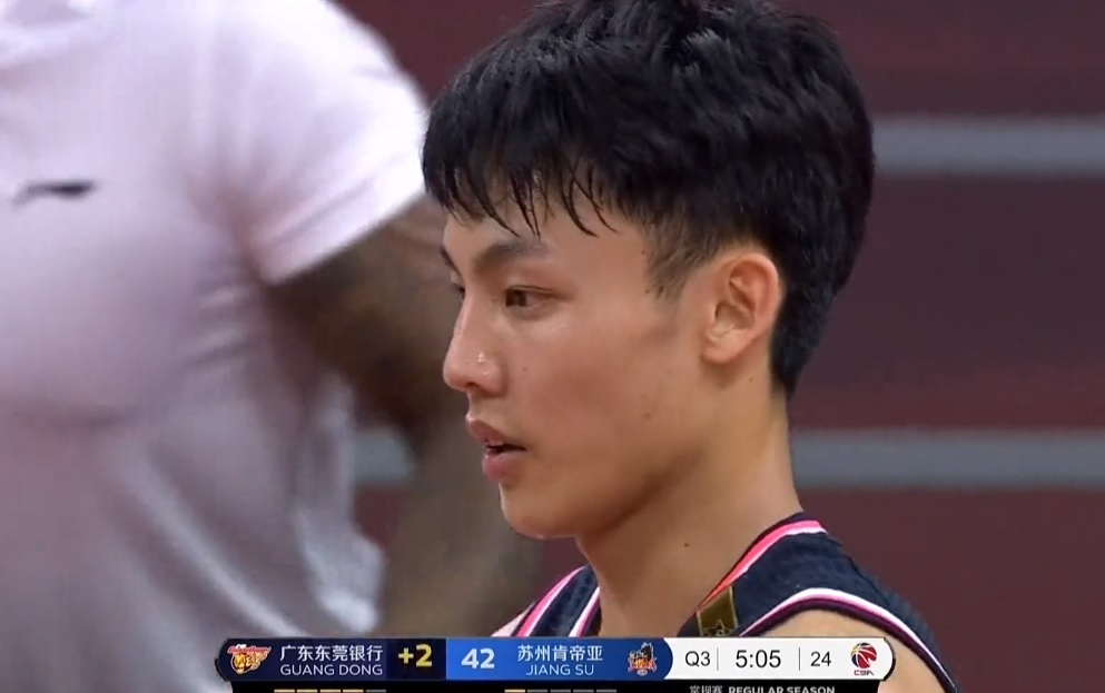 仅剩8秒不传球,徐杰硬要戏耍2米1中锋,3秒后阿联忍不住鼓掌庆祝